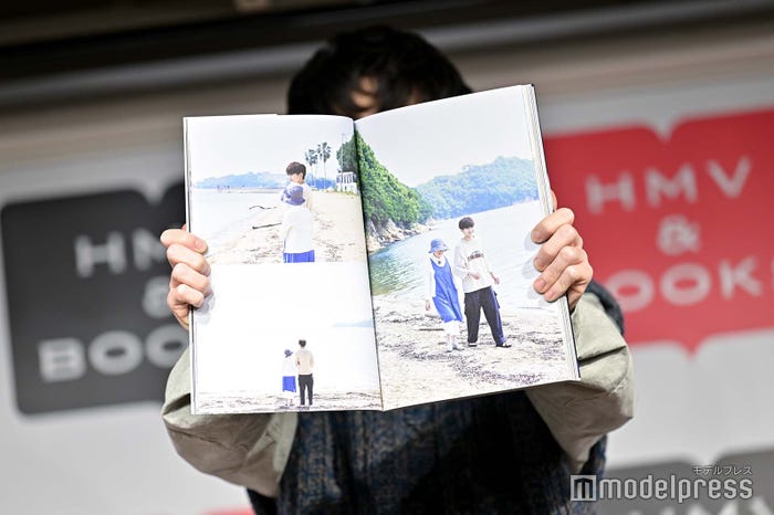 お気に入りカットを見せた結果顔が隠れてしまった鈴鹿央士(C)モデルプレス