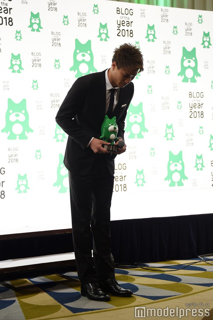 深々と丁寧にお辞儀をする鈴木伸之(C)モデルプレス