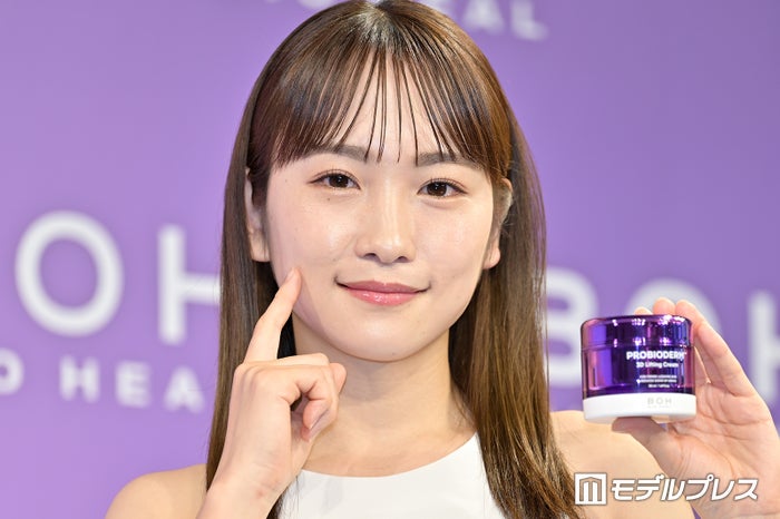 川栄李奈、ノースリワンピで素肌見せ 美肌ケアの方法を明かす