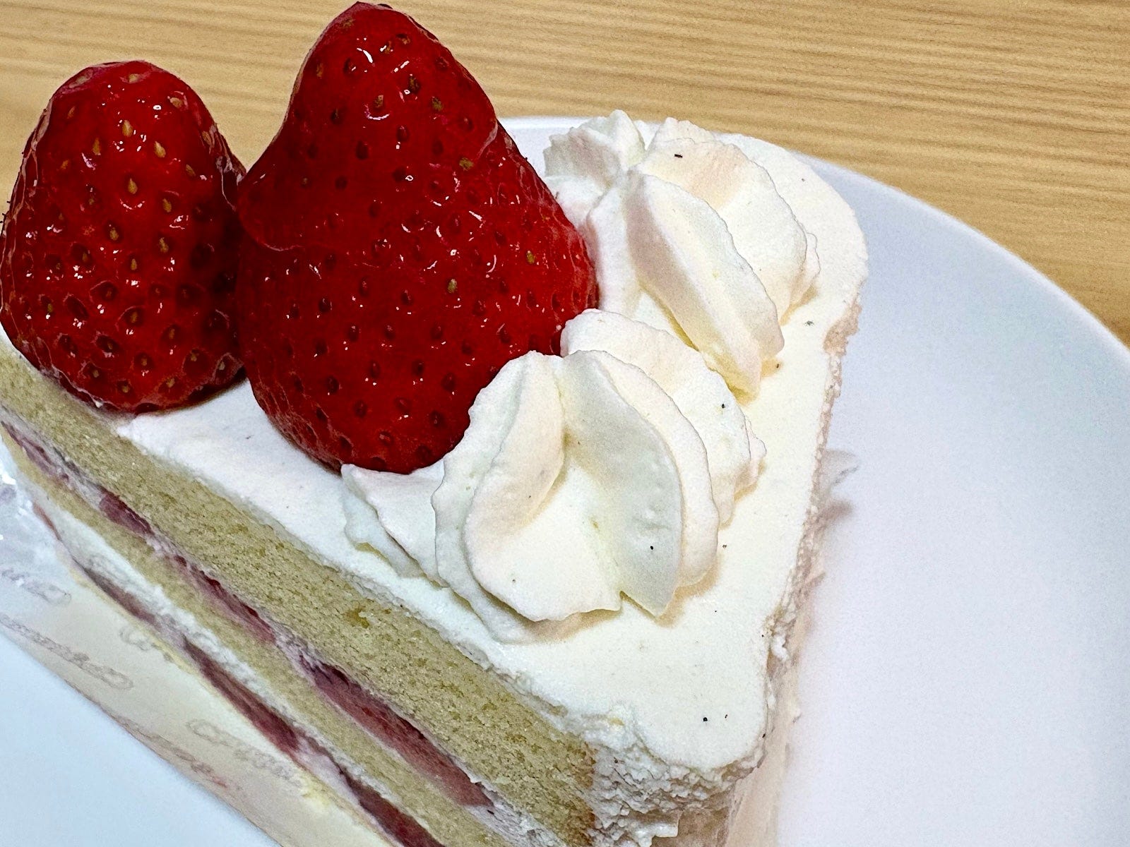 バニラビーンズ入りの純生クリームは香り高く、いちごの甘みと抜群の相性です 