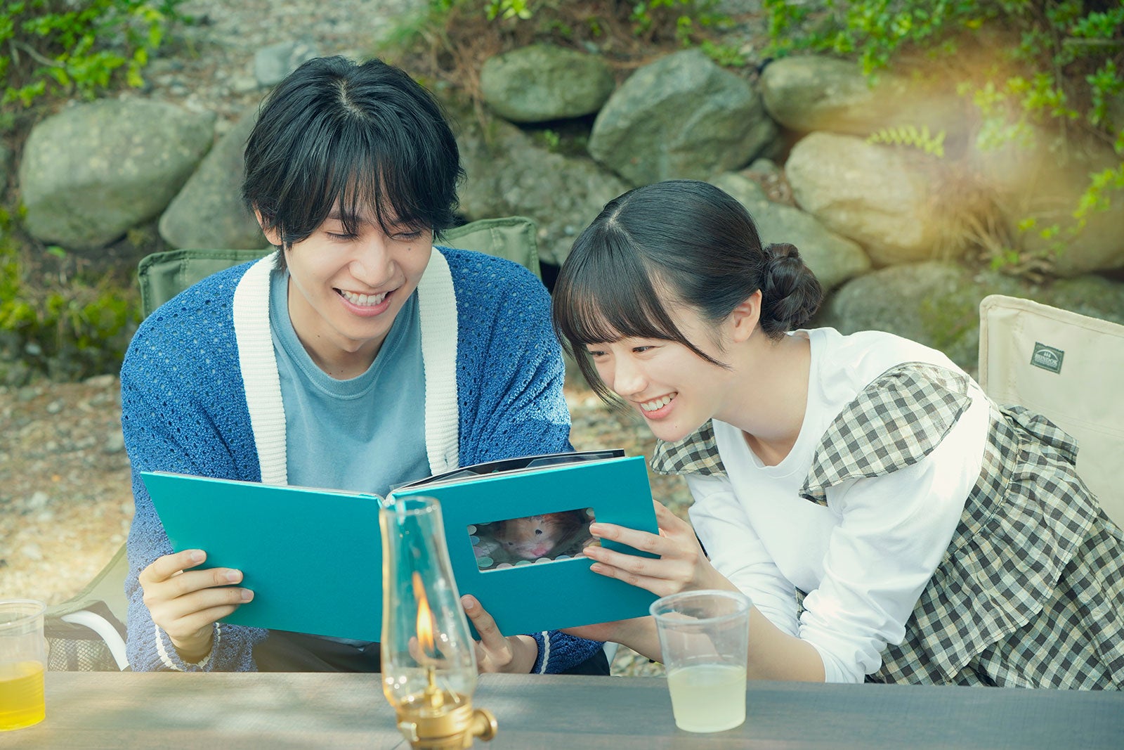 「お姉ちゃんの翠くん」timelesz橋本将生＆中島瑠菜、 笑顔でアルバム覗き込む 究極の片思い捉えた“胸キュン”場面写真7点解禁