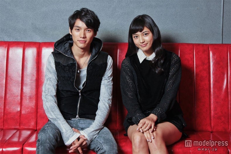 （左から）福士蒼汰、川口春奈