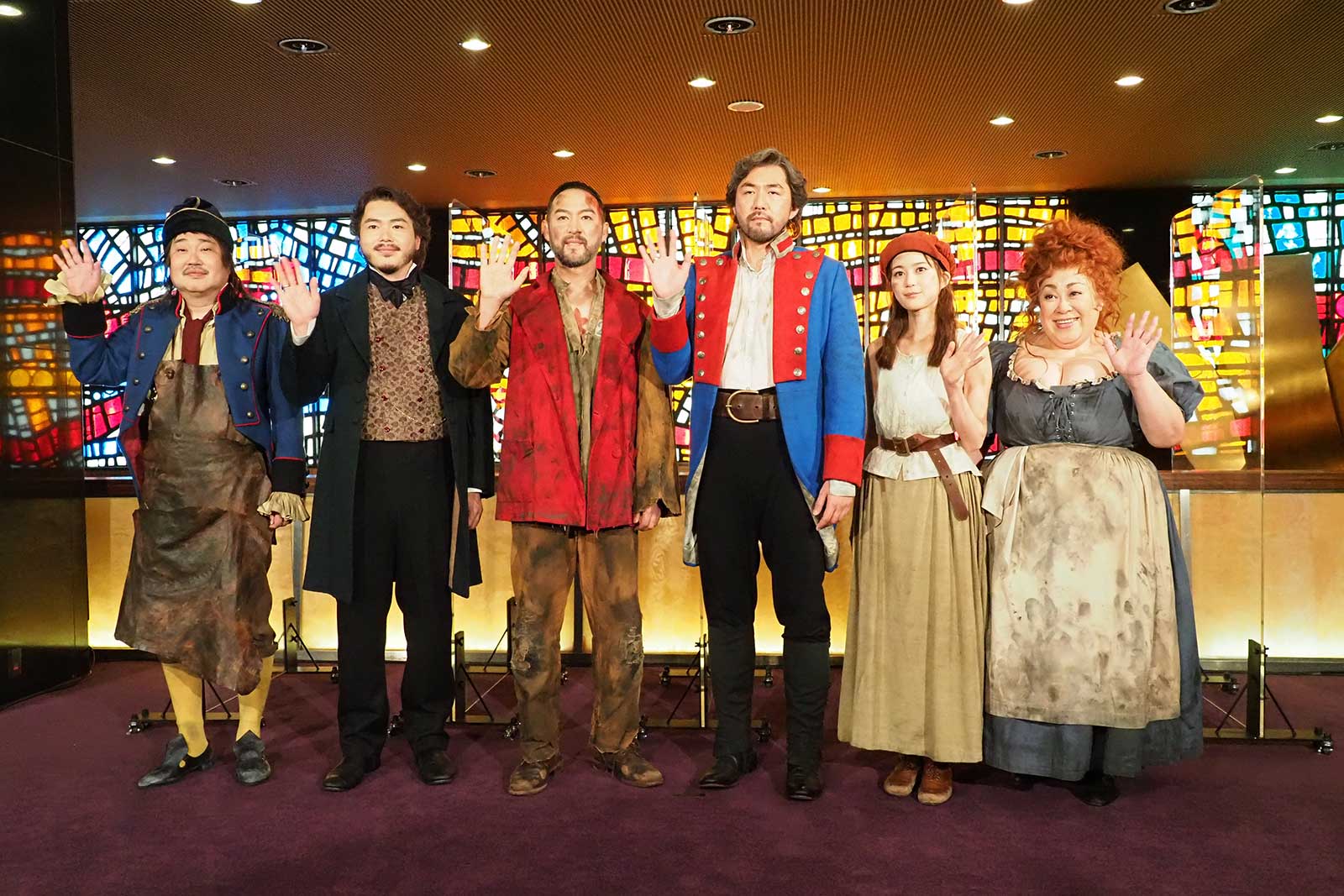 （左から）六角精児、佐藤隆紀、福井晶一、吉原光夫、生田絵梨花、森公美子（提供写真）