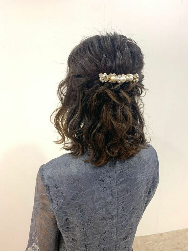 結婚式のお呼ばれヘアは上品なハーフアップで マナーを守った大人おしゃれな髪型 モデルプレス 結婚式のお呼ばれヘアは上品なハーフアップで マナーを守った大人おしゃれな髪型 モデルプレス