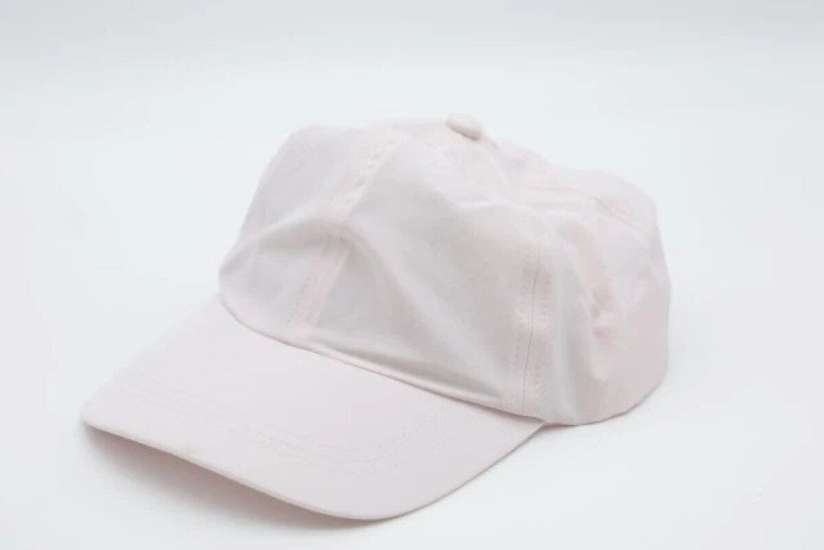 ダイソー　レディーススポーツキャップ（ブラック、ピンク）