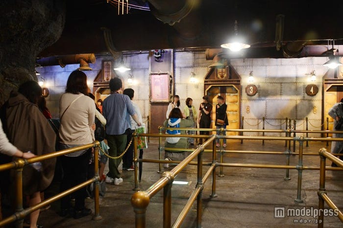 「センター・オブ・ジ・アース」のテラベーター前で記念撮影/「ディズニーウォーク2014」