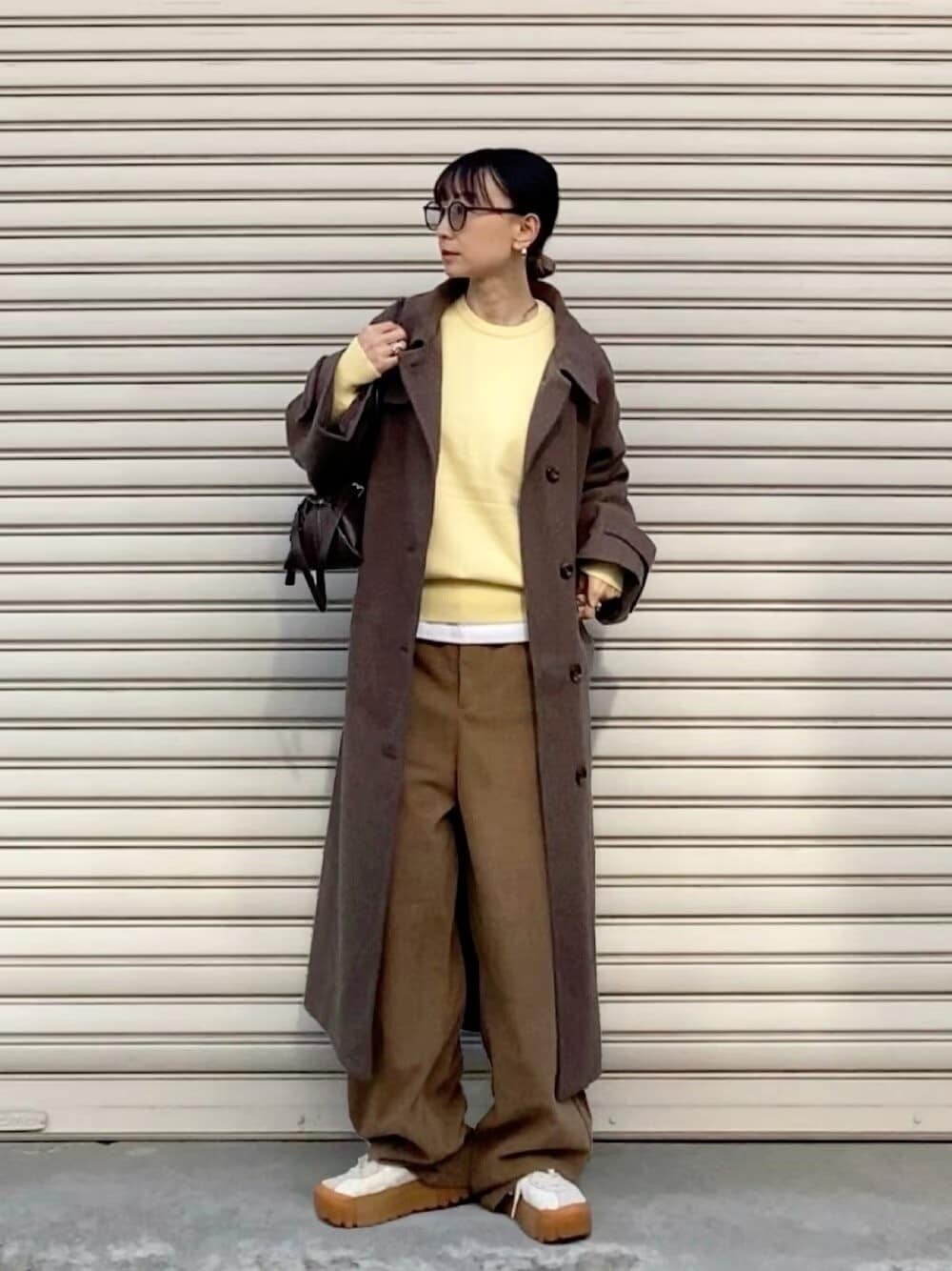 春らしいイエローにブラウンの組み合わせが新鮮　出典：WEAR