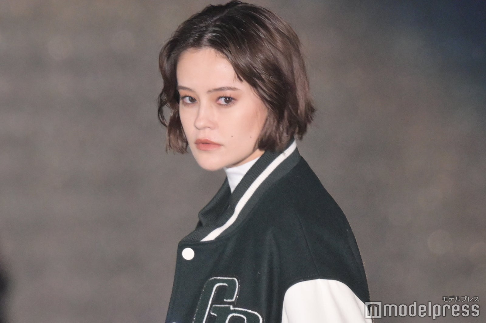 emma、抜群スタイルでクールに着こなし アンニュイな表情光る＜GirlsAward 2022 A／W＞