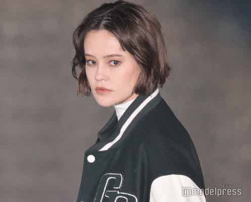 emma、抜群スタイルでクールに着こなし アンニュイな表情光る<GirlsAward 2022 A/W>