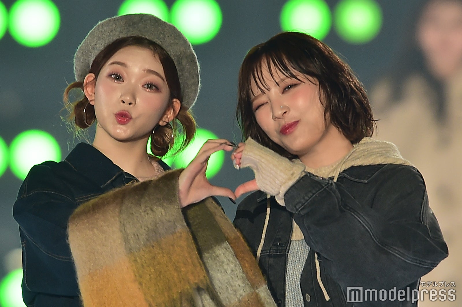 Billlieツキ＆スア、ハートポーズ＆ウィンクで密着 “シミラールック”が可愛い＜関西コレクション 2023 A／W＞