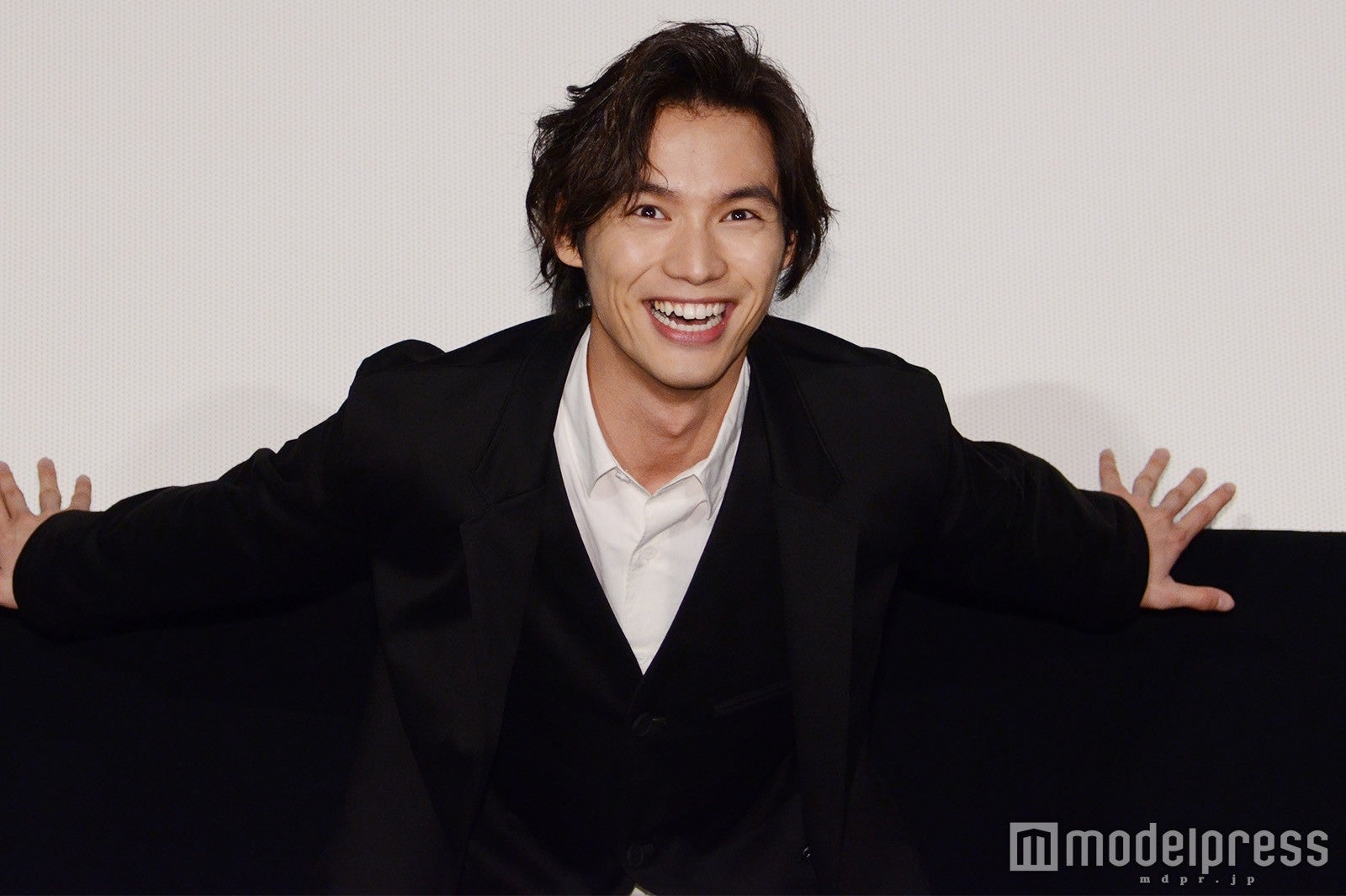 決めポーズで笑顔 （C）モデルプレス