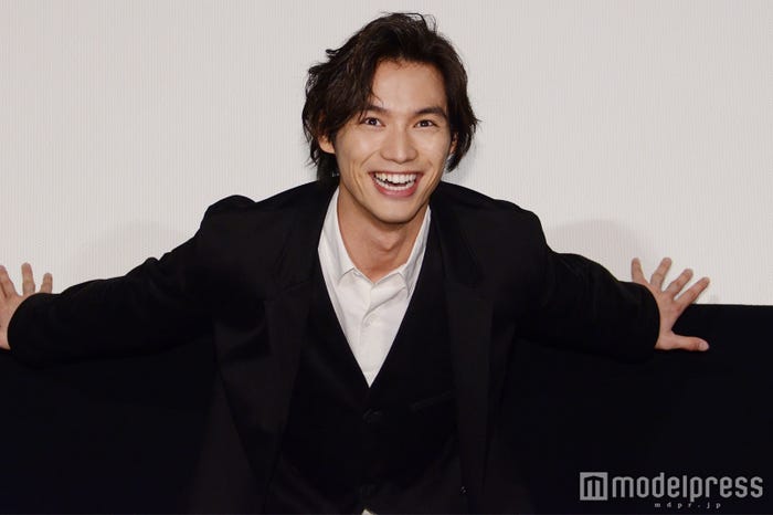 決めポーズで笑顔 (C)モデルプレス