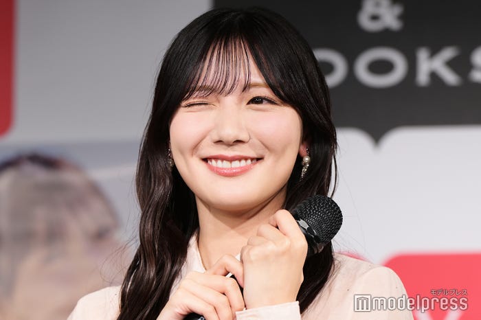 リクエストを受け、カメラに向かってウィンクを披露する河田陽菜(C)モデルプレス