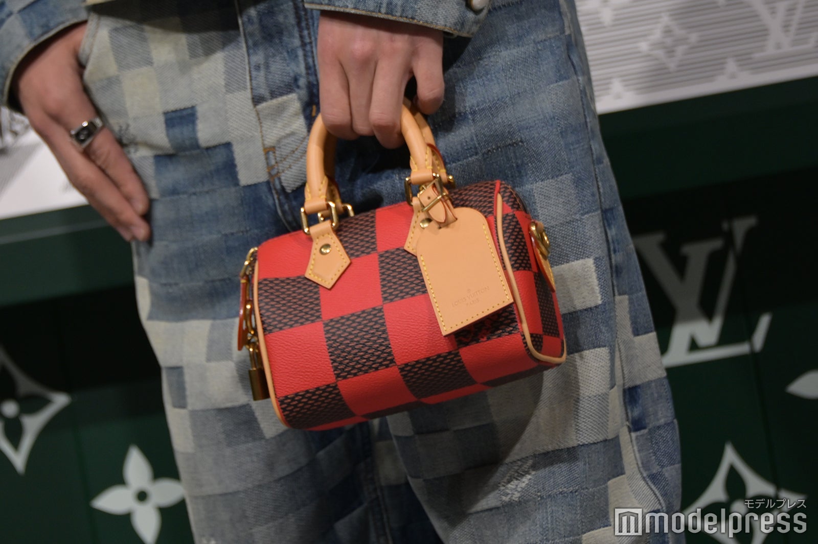 堀米雄斗が合わせたバッグ（C）モデルプレス