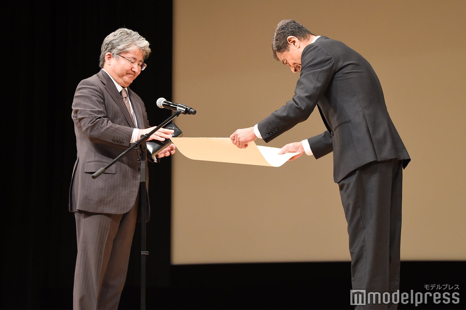 舘ひろし（右） （C）モデルプレス