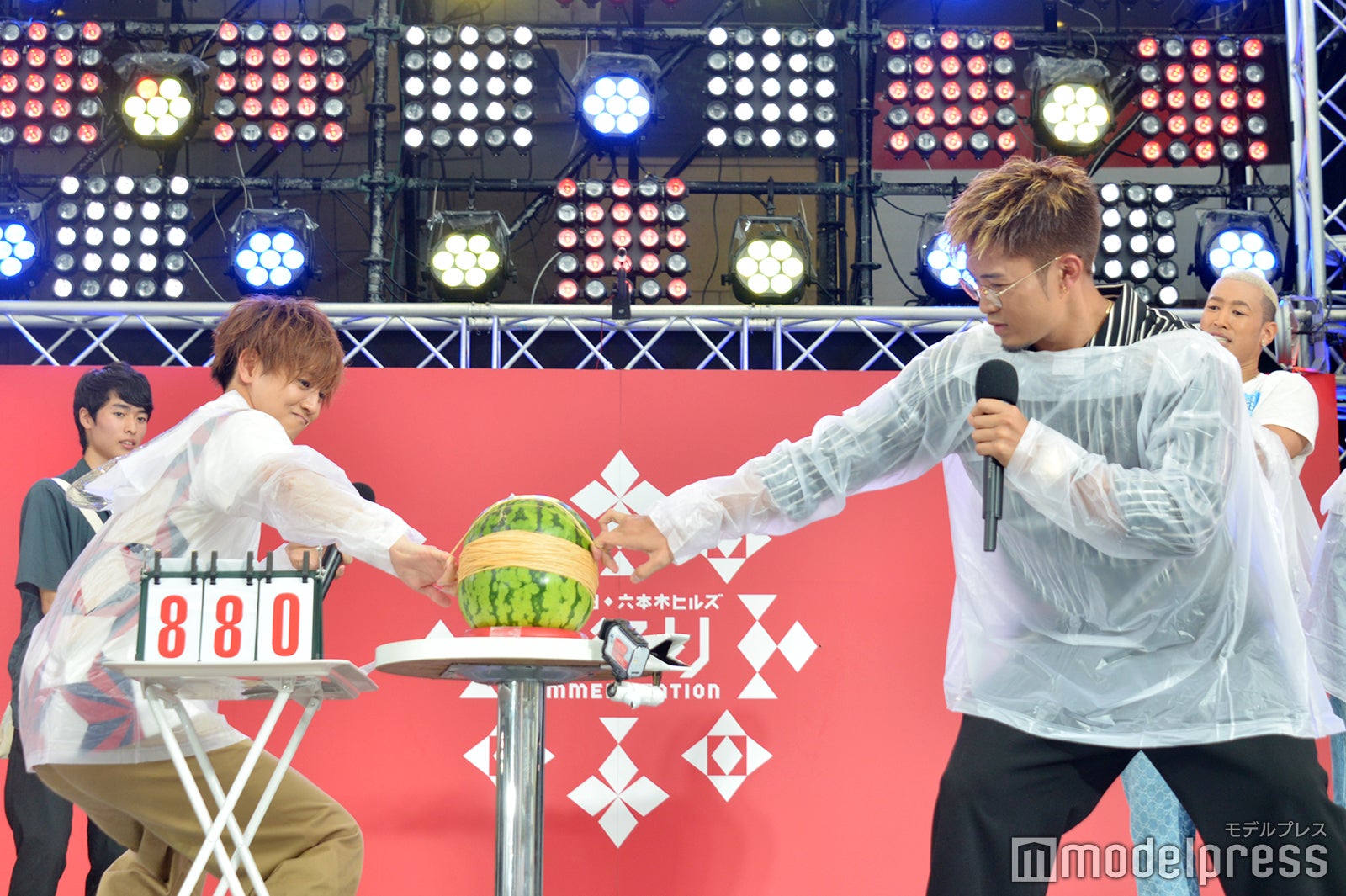 ボーカル2人で輪ゴムを引っ張り合い （C）モデルプレス