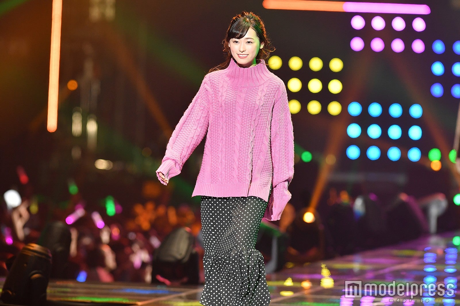 福原遥、“萌え袖”ピンクニットで可愛さ振りまく＜TGC2017A／W＞