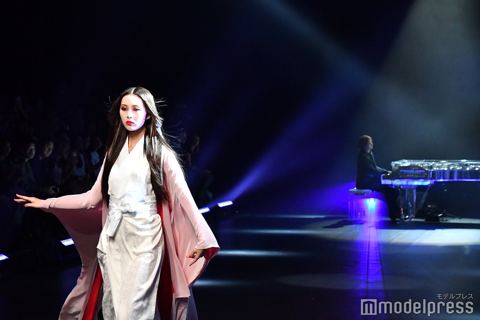 YOSHIKI（奥）（C）モデルプレス