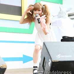 キュートなミニスカワンピで3rdシングル「ナミダソラ」を熱唱する益若つばさ(Milky Bunny)