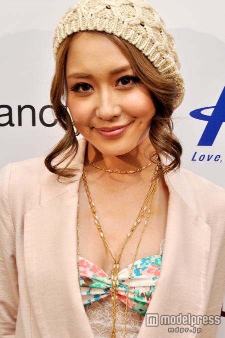 熱愛報道で話題の向山志穂、恋愛・美の秘訣を語る モデルプレスインタビュー