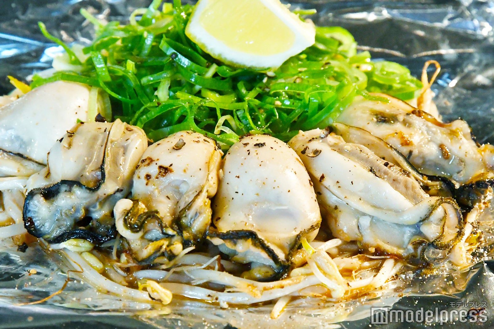 ご当地広島産の「カキの鉄板焼き」（750円税別）　（C）モデルプレス