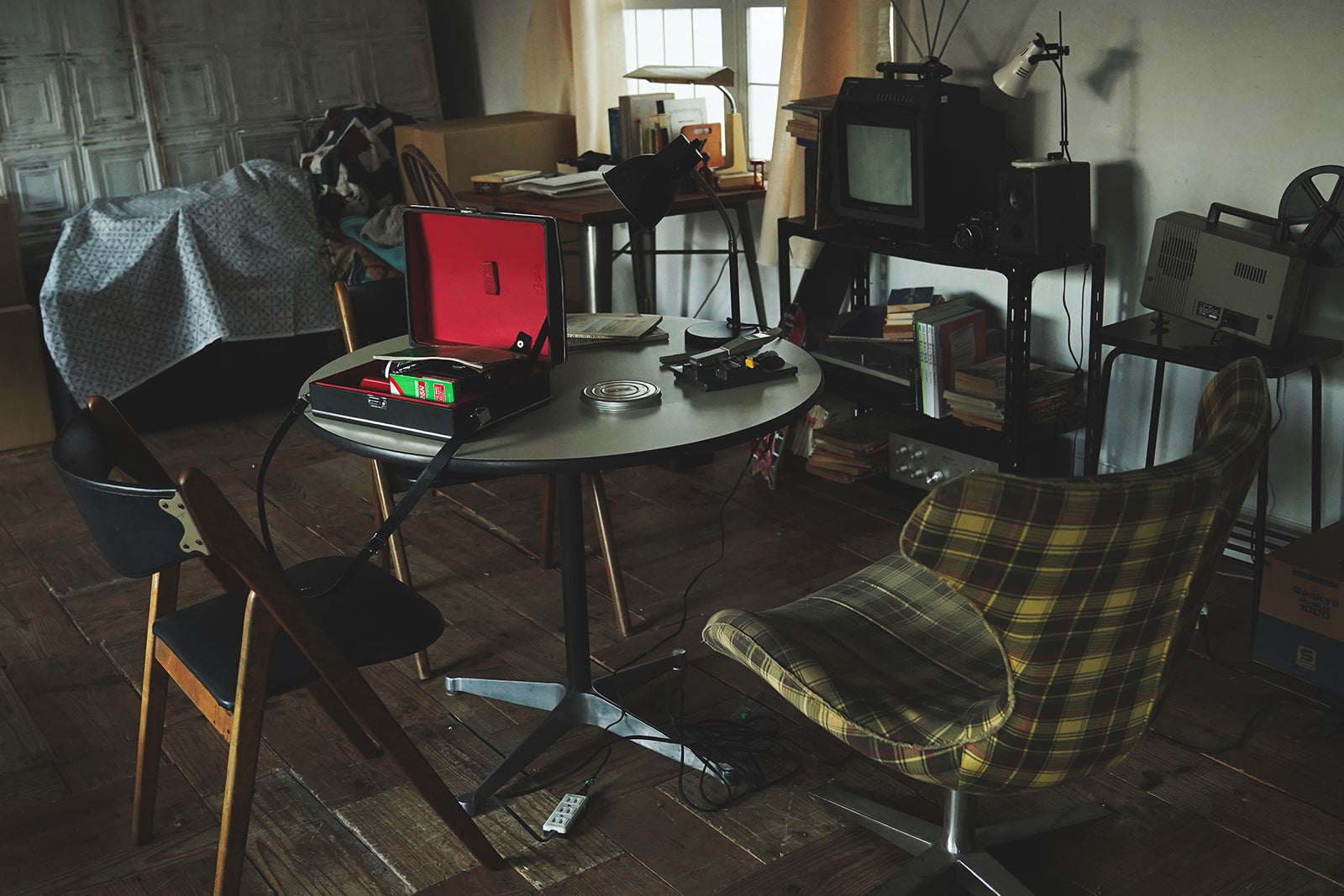 三角哲彦の部屋（C）2022「月の満ち欠け」製作委員会