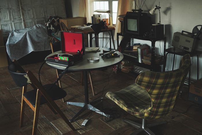 三角哲彦の部屋(C)2022「月の満ち欠け」製作委員会