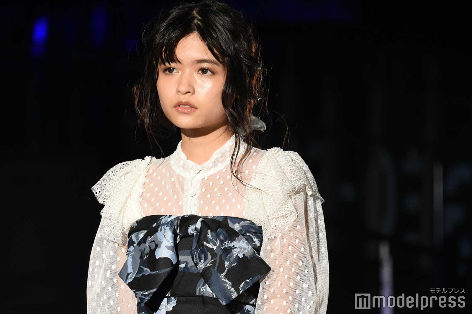 景井ひな、“海の世界”で優雅にランウェイ＜NEXT VISION JAPAN 2021 XR LIVE＞