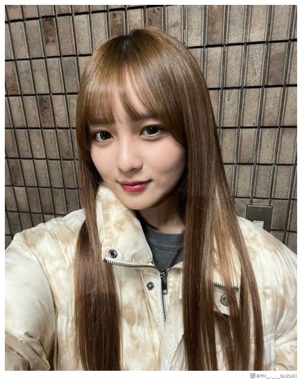 人気TikTokerあみち。水着チラ見せ大胆美背中披露「直視できない」「セクシー」の声