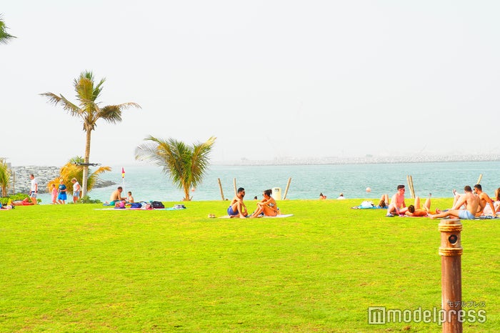 La Merは海に面しており、広大なビーチで想い想いに時間を過ごせる（C）モデルプレス
