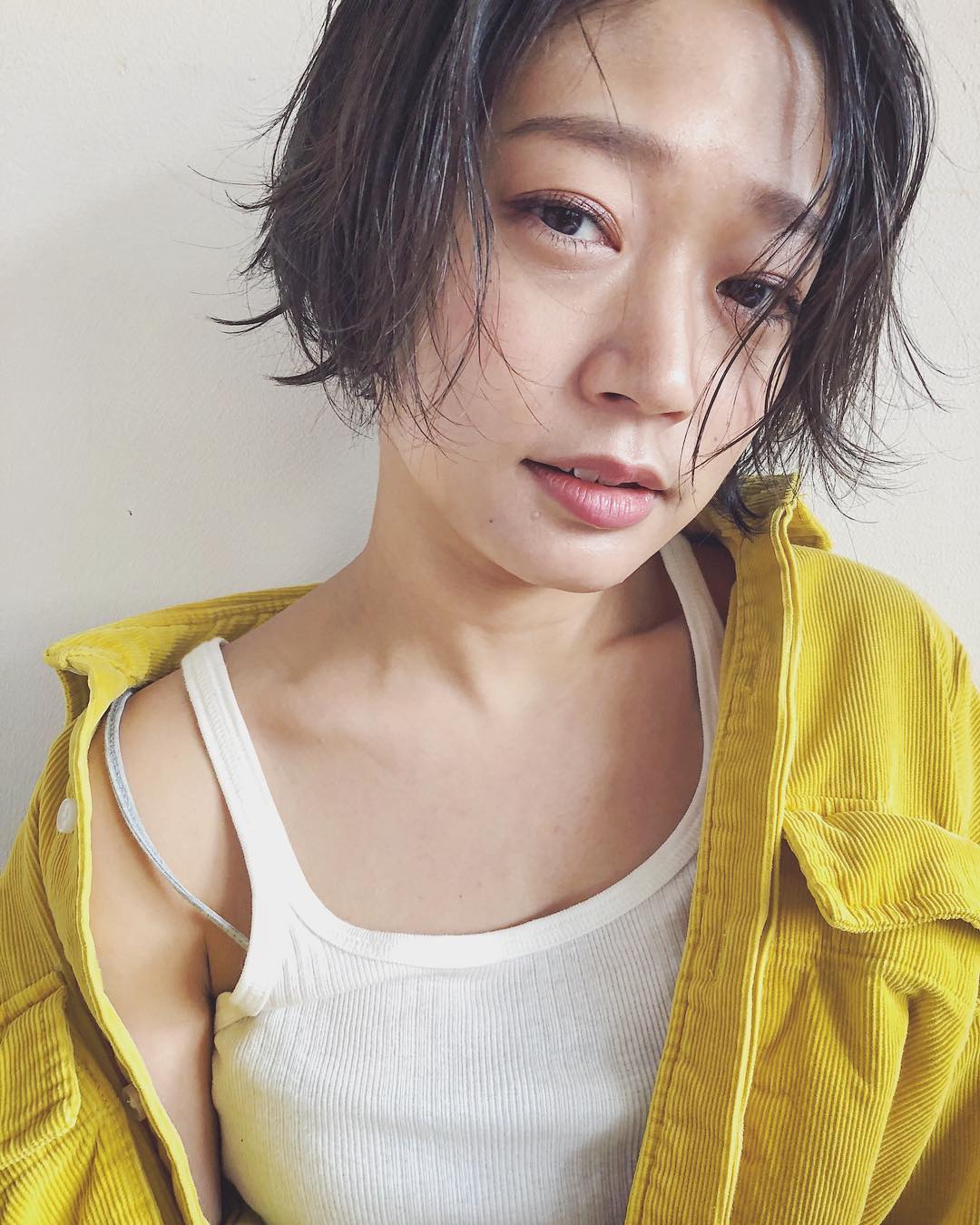 アンニュイロングバングショートの女性