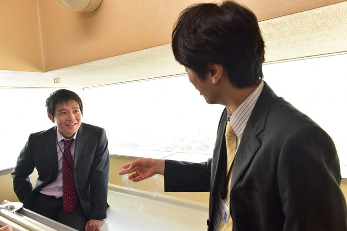 小出恵介、眞島秀和(C)2017「愚行録」製作委員会