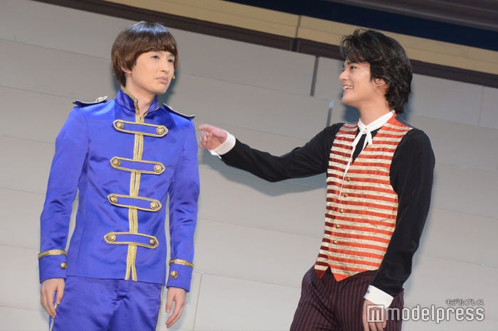 浜中文一をつっこむ中山優馬(C)モデルプレス