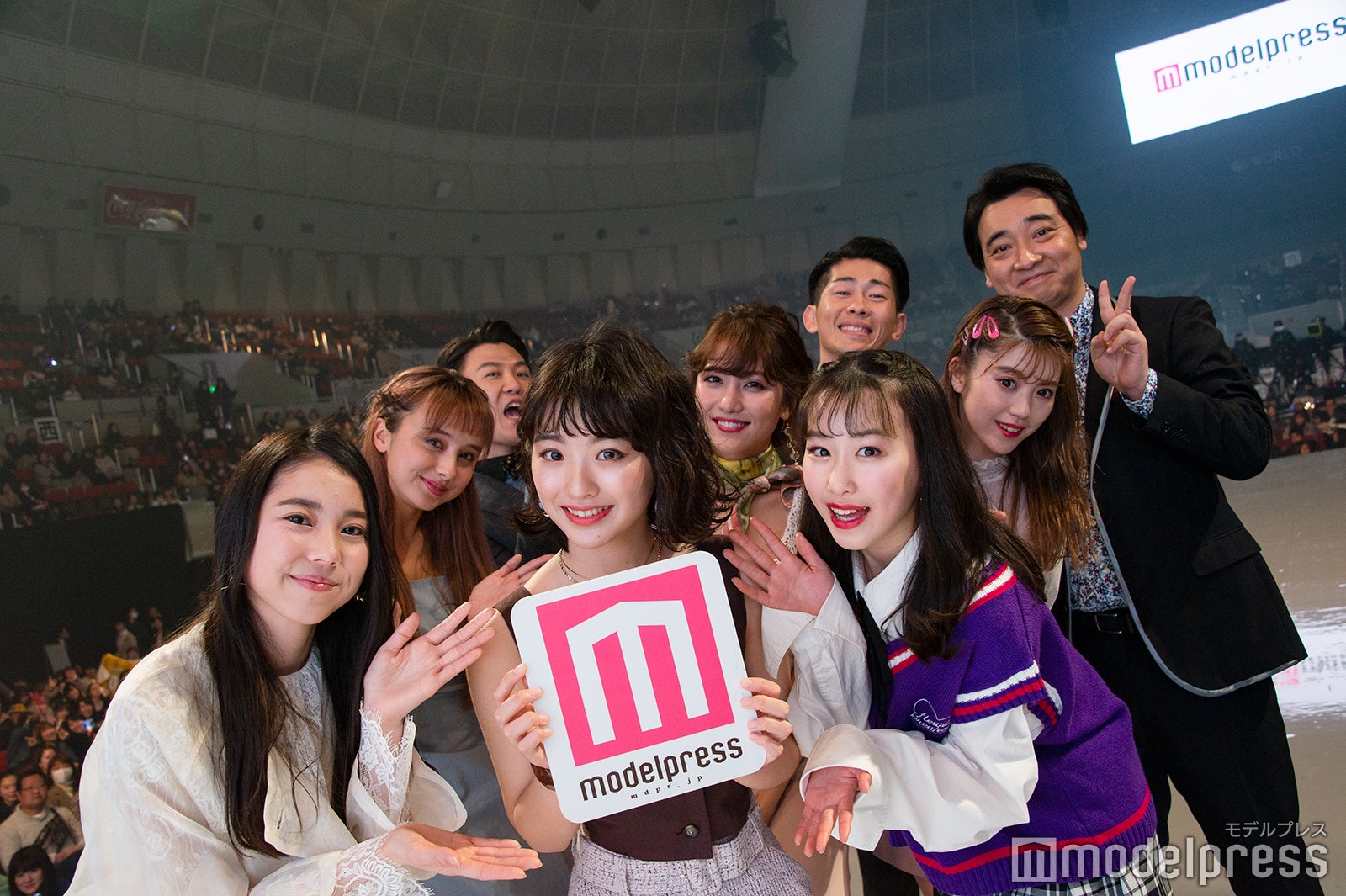 「神コレ」初“シンデレラ”決定　人気モデルと一緒にステージ上で観客と記念撮影＜神戸コレクション×モデルプレス＞
