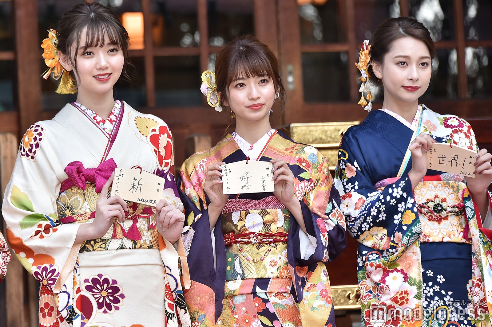 （左から）江野沢愛美、小室安未、Niki（C）モデルプレス