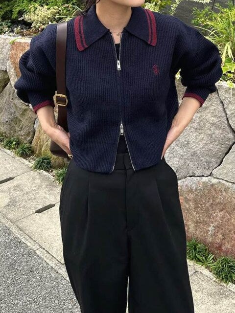 Style②ニットカーデは大人っぽく“抜け”を意識