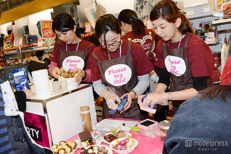 その場でパッケージから次々と出して盛りつけてくれる