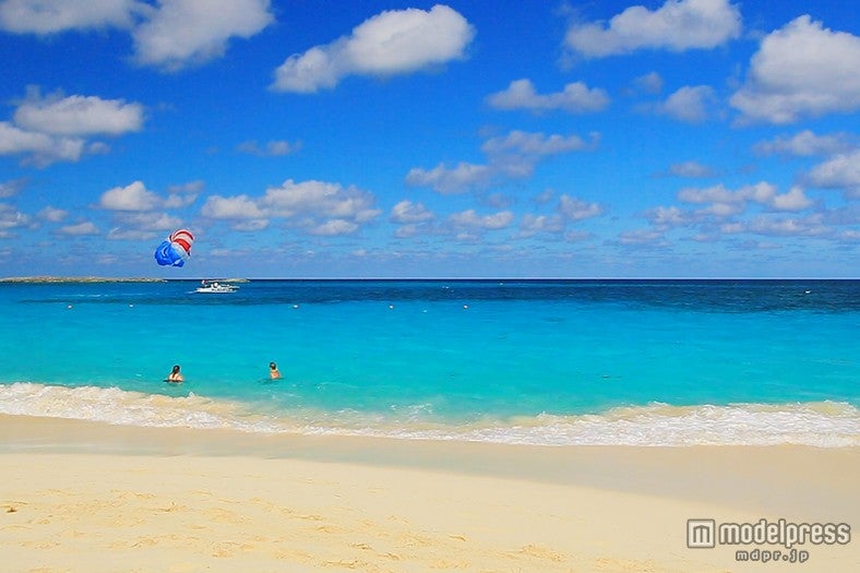 空の青さをそのまま映す、カリビアンブルーのキャベッジビーチ