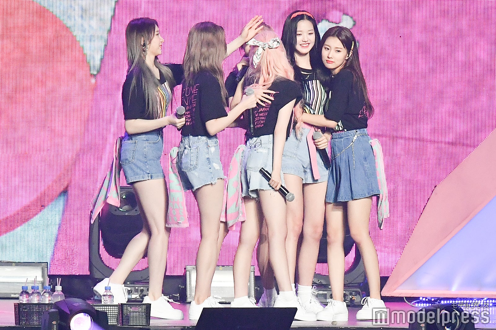 チャン・ウォニョンを中心に集まって抱きつくメンバー （C）モデルプレス