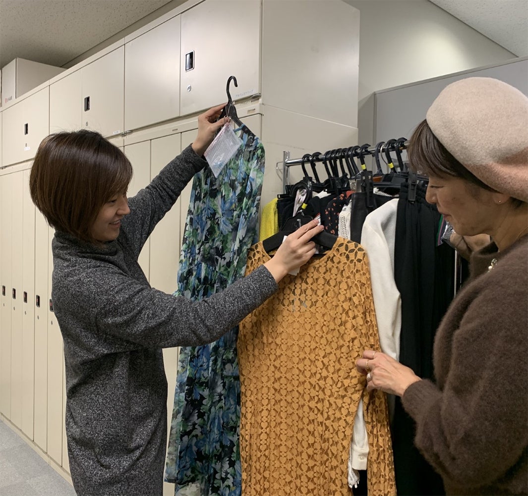 左：石本沙織アナ（提供写真）