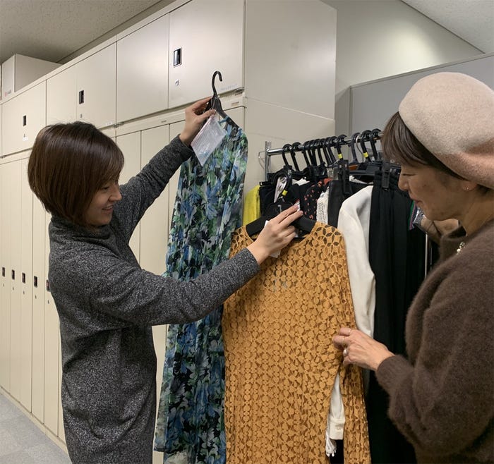 左:石本沙織アナ(提供写真)
