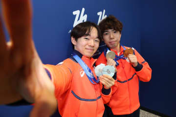 フィギュア 選手村での貴重な集合写真が壮観 佐藤駿が公開 2つのメダルを手に凜々しい表情 りくりゅう、坂本、中井らが穏やかな笑み