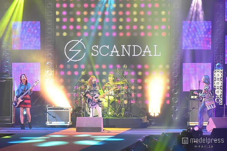 SCANDAL「GirlsAward」初出演でパワフルに圧倒 モデルとのコラボ演出も
