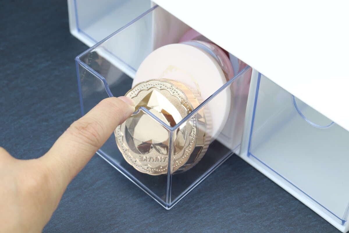 引き出しに入ったコスメを指で引き出す瞬間
