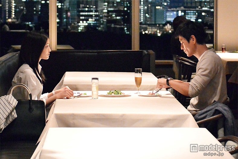 画像1/6) 酔った黒木メイサを沢村一樹が介抱 - モデルプレス