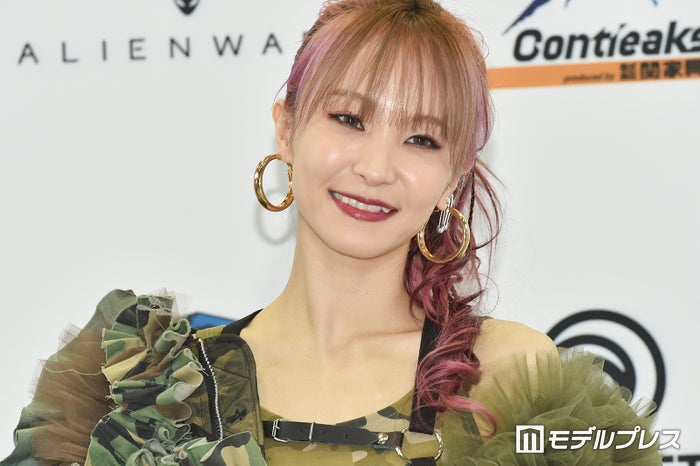 LiSA、美ウエストチラ見せビスチェ×ボリュームロングドレス姿「くびれが綺麗」「プリンセスみたい」と反響