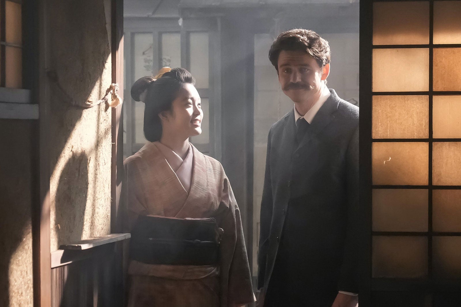 高石あかり、トミー・バストウ「ばけばけ」第71話（C）NHK