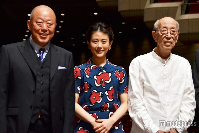 (左から)六平直政、高畑充希、蜷川幸雄氏、