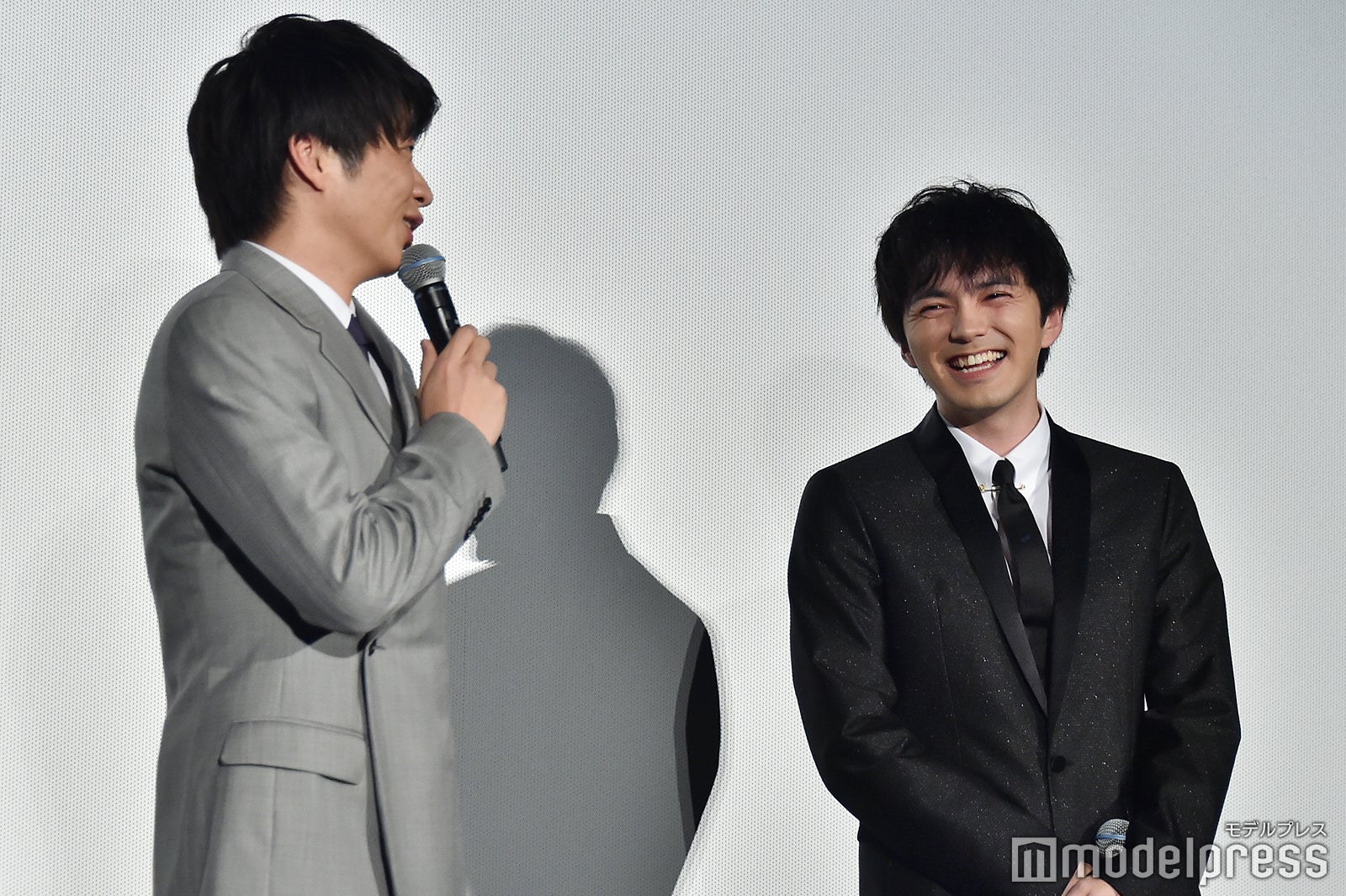 田中圭（左）からのクレームにずっと笑っている林遣都（右）／（C）モデルプレス