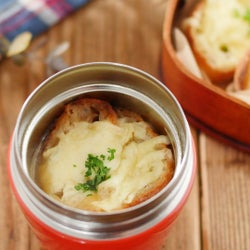 スープはレンジで完結!「オニオングラタンスープ」の作り方【スープジャーほっとランチ】